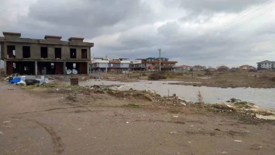 Karasu'da dalgalar karaya vurdu: 10 iş yeri zarar gördü, yollar çöktü