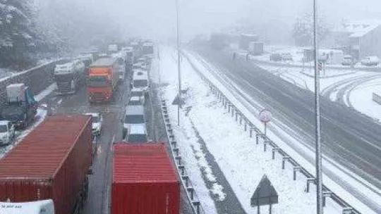 Karda kayan araçlar İstanbul yolunu trafiğe kapattı