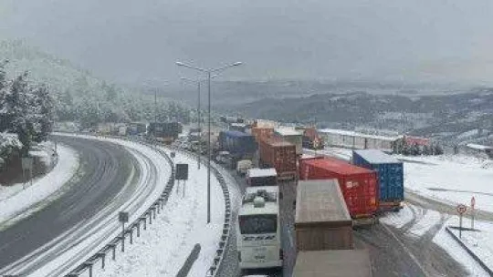 Karda kayan araçlar İstanbul yolunu trafiğe kapattı
