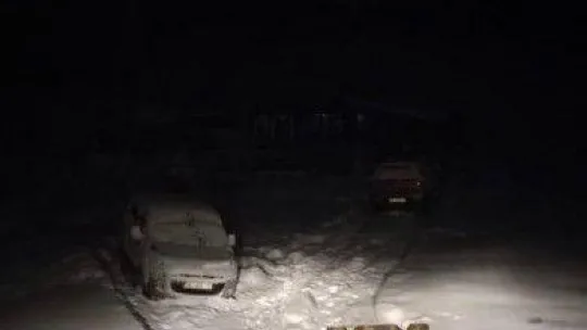 Karda mahsur kalan 10 araç iş makineleriyle kurtarıldı