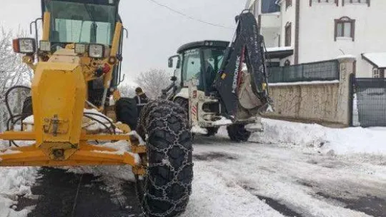 Karda mahsur kalan 10 araç iş makineleriyle kurtarıldı