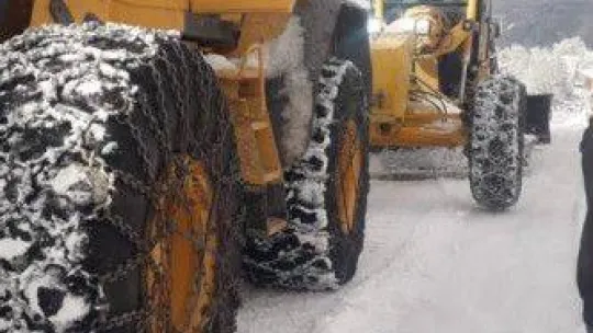 Karda mahsur kalan 10 araç iş makineleriyle kurtarıldı
