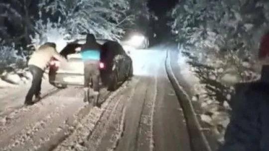 Karda mahsur kalanları böyle kurtardılar