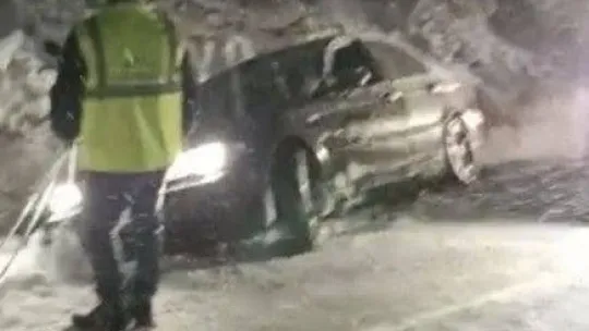 Karda mahsur kalanları böyle kurtardılar