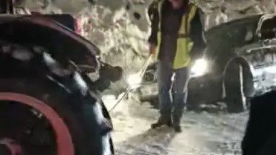 Karda mahsur kalanları böyle kurtardılar