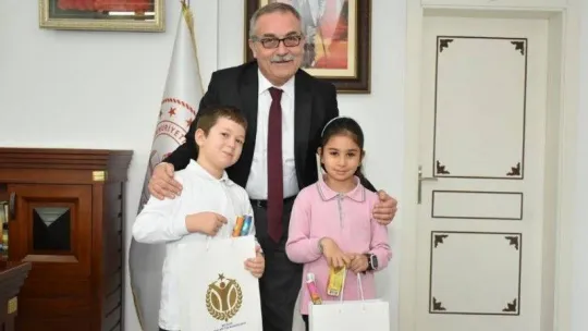 Kardeş illerin yöresel yiyeceklerini Müdür Akyol'a ikram ettiler