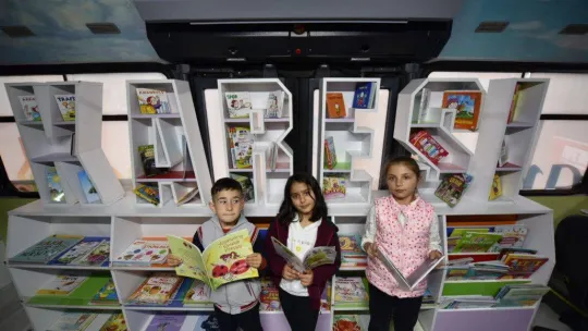 Karesi mobil çocuk kütüphanesi hizmete girdi