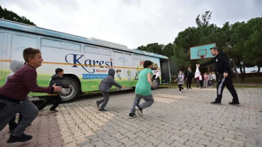Karesi mobil çocuk kütüphanesi hizmete girdi