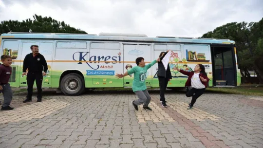 Karesi mobil çocuk kütüphanesi hizmete girdi