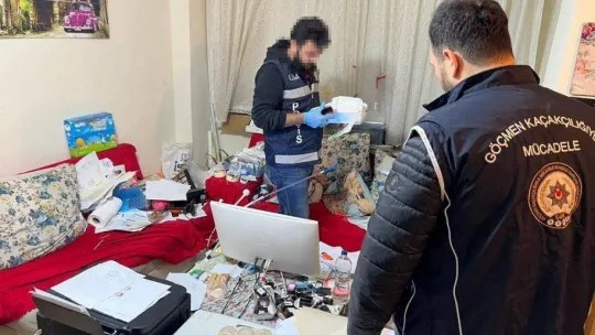 Karı-koca kılığında kiraladıkları evde sahte pasaport üretmişler