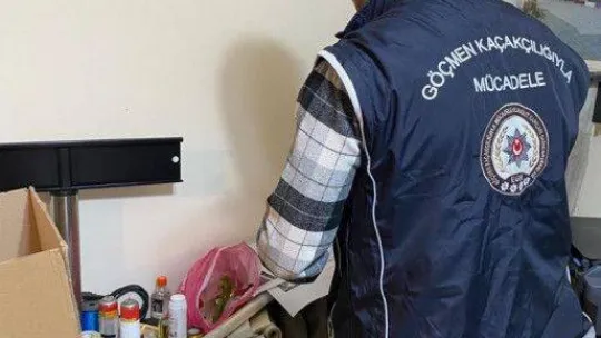 Karı-koca kılığında kiraladıkları evde sahte pasaport üretmişler