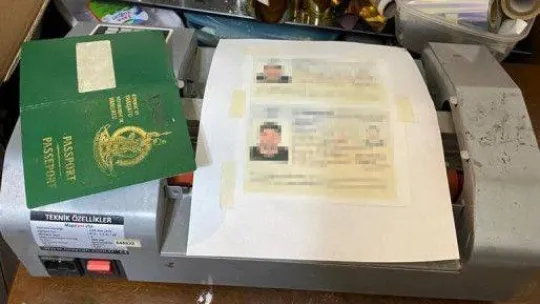 Karı-koca kılığında kiraladıkları evde sahte pasaport üretmişler