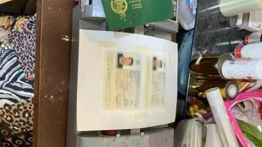 Karı-koca kılığında kiraladıkları evde sahte pasaport üretmişler