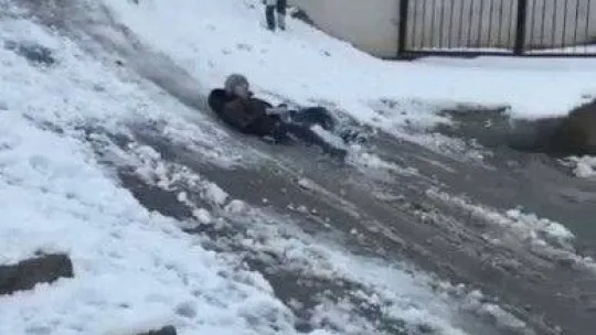 Karın yağdığını gören çocuklar, sokaklara akın ederek tadını çıkardılar