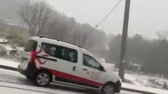 Karın yağdığını gören çocuklar, sokaklara akın ederek tadını çıkardılar