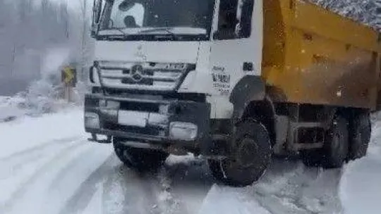 Karın yağdığını gören çocuklar, sokaklara akın ederek tadını çıkardılar