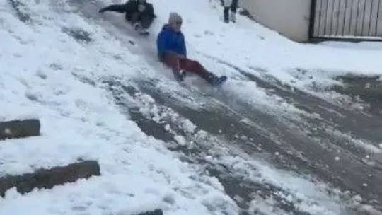 Karın yağdığını gören çocuklar, sokaklara akın ederek tadını çıkardılar