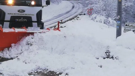 Karlı yollarda yoğun çalışma