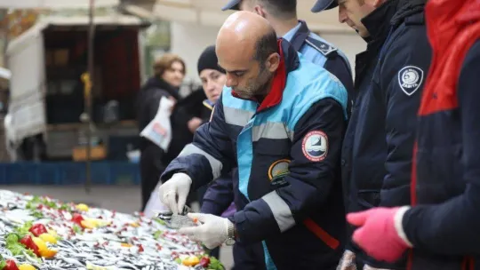 Kartal'da, balık tezgâhlarına sıkı denetim