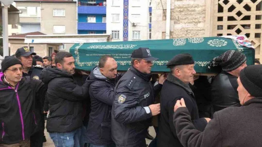 Kartal'da evlerinde ölü bulunan anne ve iki kızı toprağa verildi