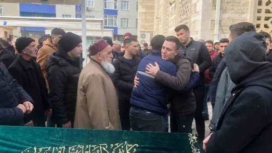 Kartal'da evlerinde ölü bulunan anne ve iki kızı toprağa verildi