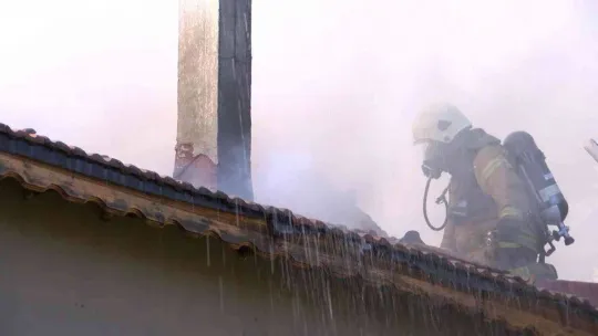 Kartal'da gecekondu yangını: Ekipler kapıyı kırıp müdahale etti