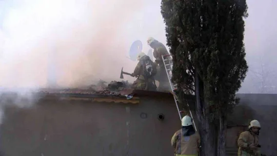 Kartal'da gecekondu yangını: Ekipler kapıyı kırıp müdahale etti