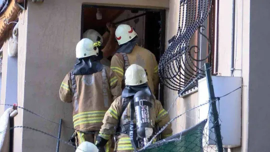 Kartal'da gecekondu yangını: Ekipler kapıyı kırıp müdahale etti
