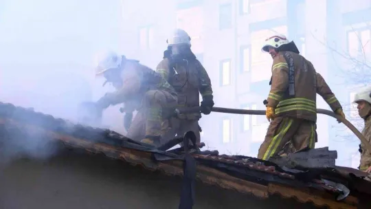 Kartal'da gecekondu yangını: Ekipler kapıyı kırıp müdahale etti