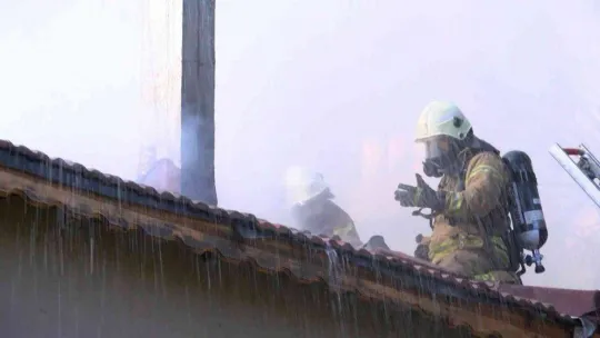 Kartal'da gecekondu yangını: Ekipler kapıyı kırıp müdahale etti