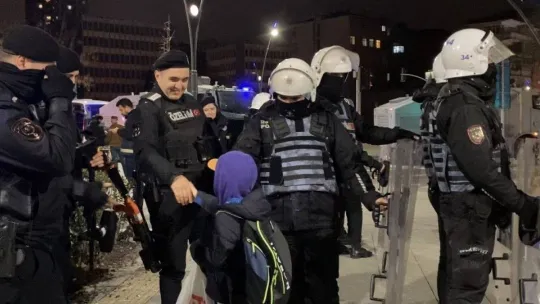 Kartal'da görev başında olan polisler ile çikolatasını paylaşan küçük Toprak, yürekleri ısıttı