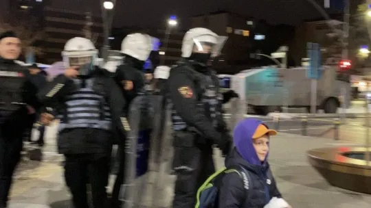 Kartal'da görev başında olan polisler ile çikolatasını paylaşan küçük Toprak, yürekleri ısıttı