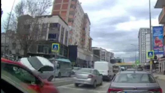 Kartal'da ilginç kaza: Kaza yapan otomobil iki teker üzerinde ilerledi