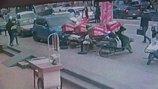 Kartal'da ilginç kaza: Kaza yapan otomobil iki teker üzerinde ilerledi