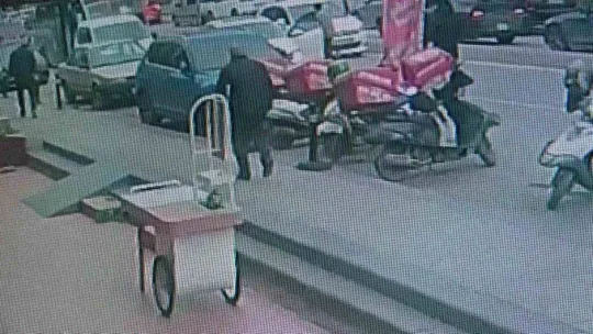 Kartal'da ilginç kaza: Kaza yapan otomobil iki teker üzerinde ilerledi