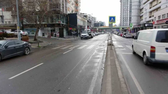 Kartal'da ilginç kaza: Kaza yapan otomobil iki teker üzerinde ilerledi