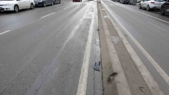 Kartal'da ilginç kaza: Kaza yapan otomobil iki teker üzerinde ilerledi