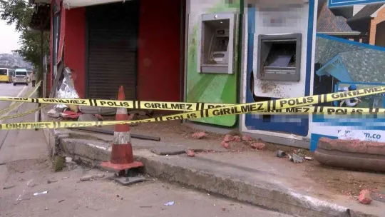 Kartal'da kontrolden çıkan taksi ATM'lere ve iş yerine daldı