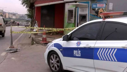 Kartal'da kontrolden çıkan taksi ATM'lere ve iş yerine daldı