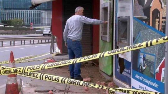 Kartal'da kontrolden çıkan taksi ATM'lere ve iş yerine daldı