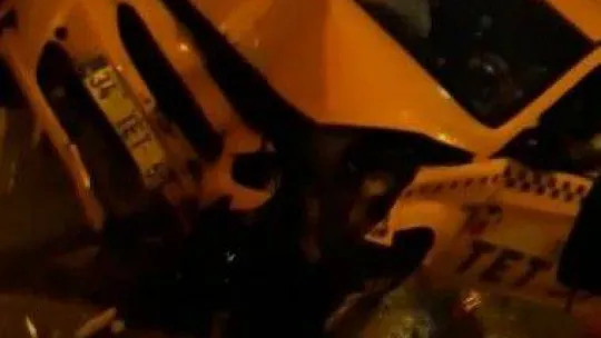 Kartal'da kontrolden çıkan taksi ATM'lere ve iş yerine daldı