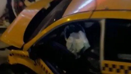 Kartal'da kontrolden çıkan taksi ATM'lere ve iş yerine daldı