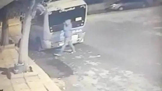 Kartal'da minibüs içinden hırsızlık kamerada