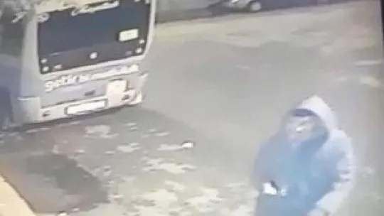 Kartal'da minibüs içinden hırsızlık kamerada