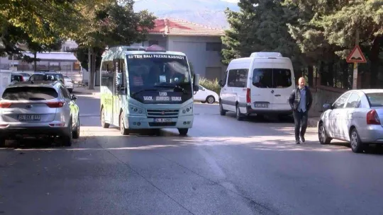 Kartal'da minibüs içinden hırsızlık kamerada