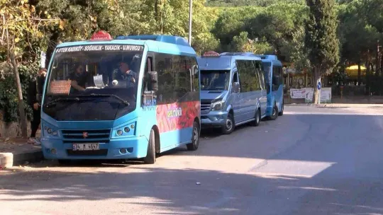 Kartal'da minibüs içinden hırsızlık kamerada