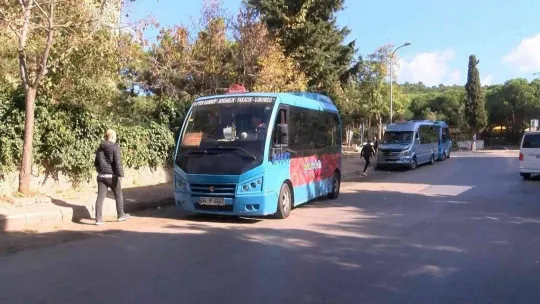 Kartal'da minibüs içinden hırsızlık kamerada