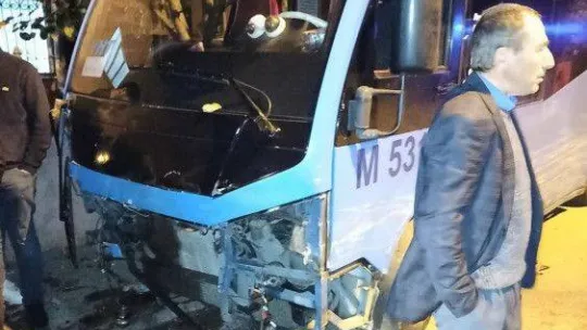 Kartal'da sokağa süratli giren minibüs ortalığı savaş alanına çevirdi