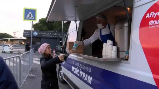 Kartal'da üniversite öğrencilerine sıcak çorba ikramı