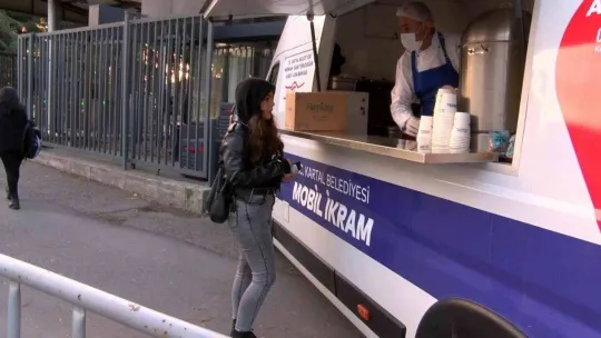 Kartal'da üniversite öğrencilerine sıcak çorba ikramı